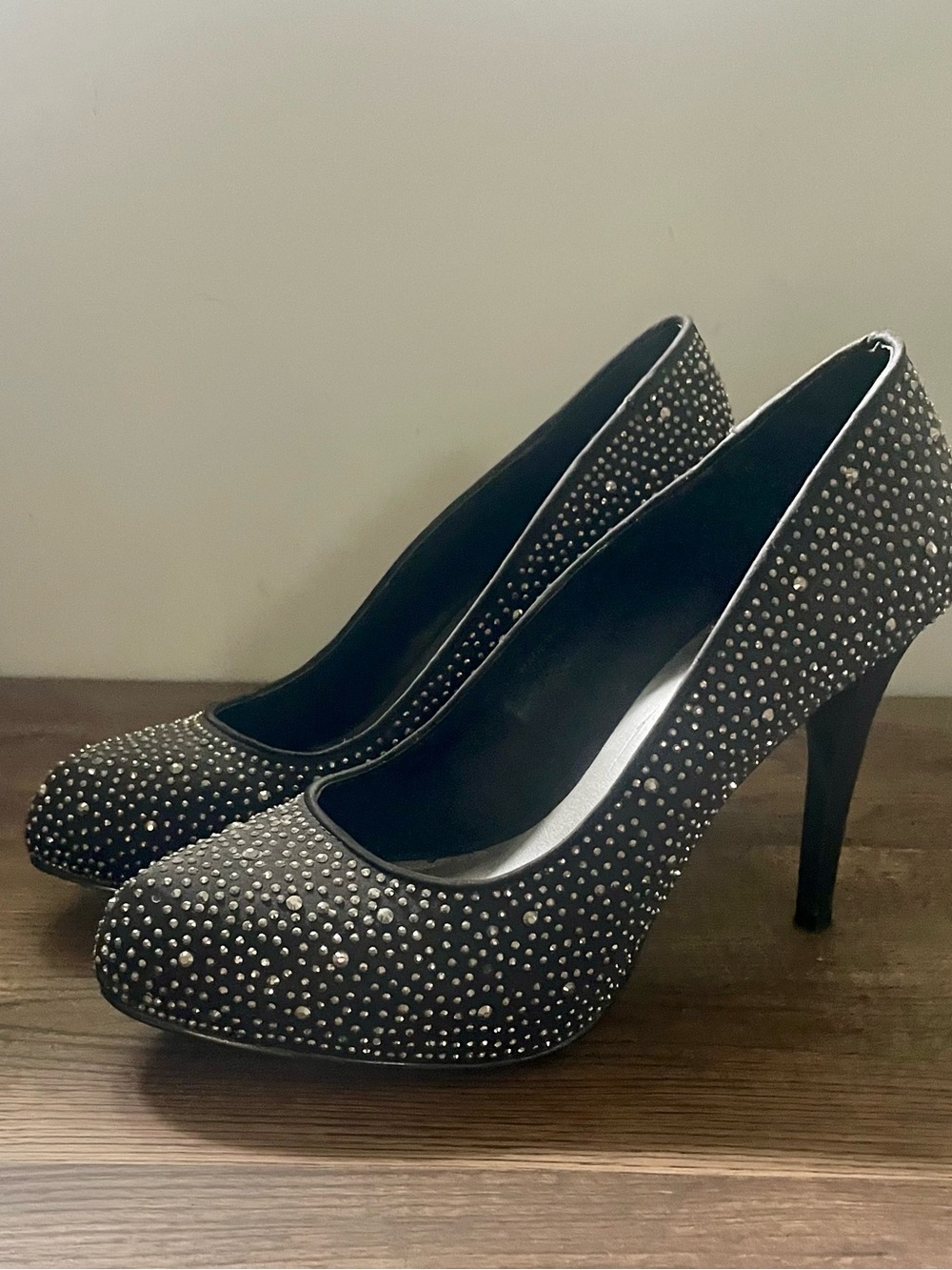 le chateau Black Satin Rhinestone Heels – Size 9